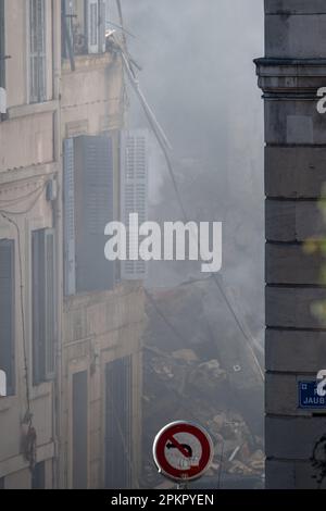 Marseille, Frankreich. 09. April 2023. Blick auf Rauch und Schutt nach dem Einsturz eines Gebäudes in der Rue de Tivoli 17 in Marseille, Frankreich, am 09. April 2023. Foto: Laurent Coust/ABACAPRESS.COM Kredit: Abaca Press/Alamy Live News Stockfoto