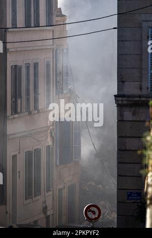 Marseille, Frankreich. 09. April 2023. Blick auf Rauch und Schutt nach dem Einsturz eines Gebäudes in der Rue de Tivoli 17 in Marseille, Frankreich, am 09. April 2023. Foto: Laurent Coust/ABACAPRESS.COM Kredit: Abaca Press/Alamy Live News Stockfoto