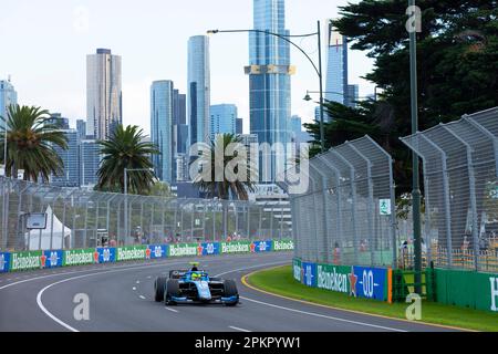 Amaury Cordeel aus Belgien fährt das Invicta Virtuosi Racing (15) während des F2. Trainings beim australischen Formel 1 Grand Prix. (Foto: George Hitchens / SOPA Images/Sipa USA) Stockfoto