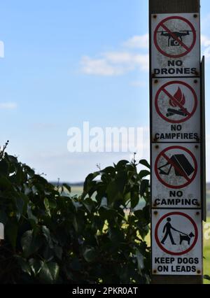 Eine Reihe von Schildern, die das Verhalten auf dem Land einschränken, mit Kopierraum. Stockfoto