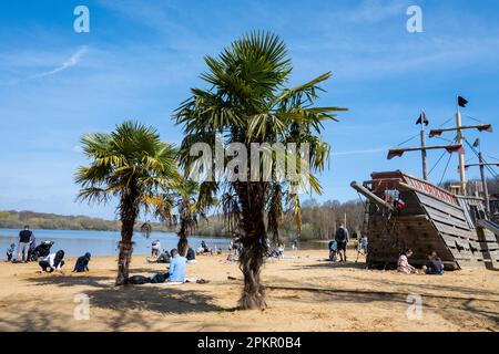 London, Großbritannien. 9. April 2023 UK Weather – die Menschen genießen die Sonne und die warmen Frühlingsbedingungen unter den Palmen am Strand am Ruislip Lido im Nordwesten Londons. Es wird davon ausgegangen, dass die Temperatur auf 17C °C ansteigen wird, dem bisher wärmsten Tag des Jahres. Kredit: Stephen Chung / Alamy Live News Stockfoto