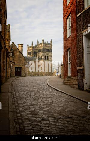 Die Kathedrale von Durham wurde von der Kopfsteinpflasterstraße von Owengate im historischen Stadtzentrum von Durham aufgenommen. Stockfoto