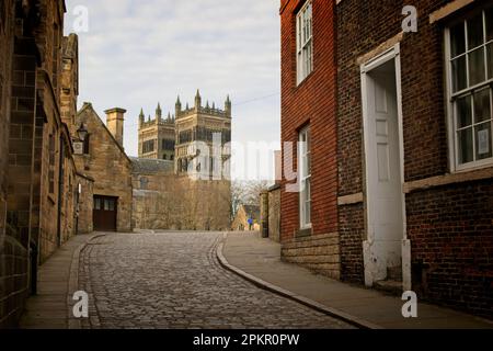 Die Kathedrale von Durham wurde von der Kopfsteinpflasterstraße von Owengate im historischen Stadtzentrum von Durham aufgenommen. Stockfoto