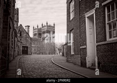 Die Kathedrale von Durham wurde von der Kopfsteinpflasterstraße von Owengate im historischen Stadtzentrum von Durham aufgenommen. Stockfoto