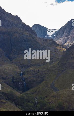 Die zerklüfteten Klippen von Coire nan Lochan, mit dem letzten Schnee der Saison noch auf seinem Höhepunkt, in Glen Coe, im schottischen Hochland Stockfoto