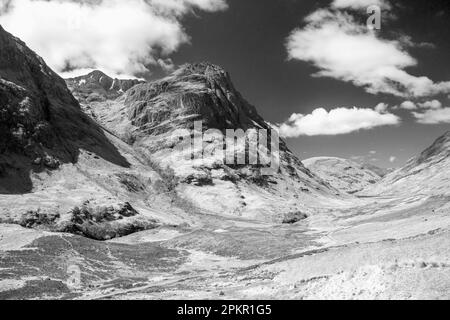 Dramatischer Blick auf Bidean nam Bian, einen der hohen Gipfel von Glen Coe in den schottischen Highlands, in Schwarz und Weiß Stockfoto