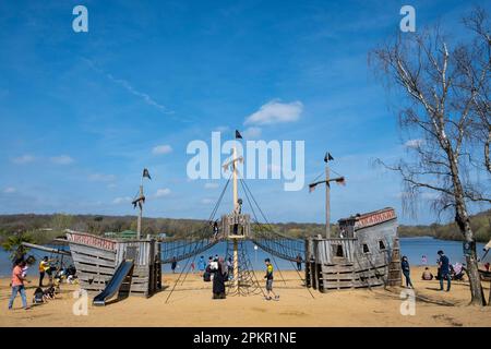 London, Großbritannien. 9. April 2023 UK Weather – die Menschen genießen die Sonne und die warmen Frühlingsbedingungen des Piratenschiffs am Strand von Ruislip Lido im Nordwesten Londons. Es wird davon ausgegangen, dass die Temperatur auf 17C °C ansteigen wird, dem bisher wärmsten Tag des Jahres. Kredit: Stephen Chung / Alamy Live News Stockfoto