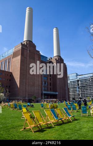 London, Großbritannien. 9. April 2023 An einem warmen Frühlingstag genießen die Menschen die Sonne vor dem Battersea Power Station. Kredit: Vuk Valcic/Alamy Live News Stockfoto