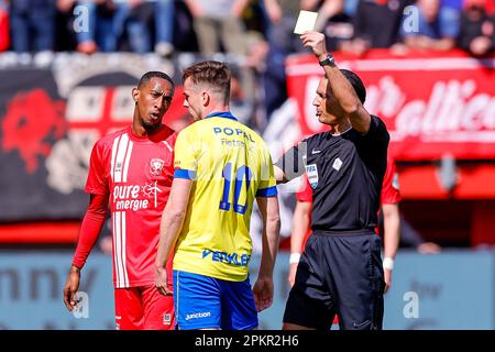 09-04-2023: Sport: Twente / Cambuur ENSCHEDE, NIEDERLANDE - APRIL 9: Schiedsrichter Serdar Gozubuyuk und Mitchel Paulissen (Cambuur Leeuwarden) während des M. Stockfoto