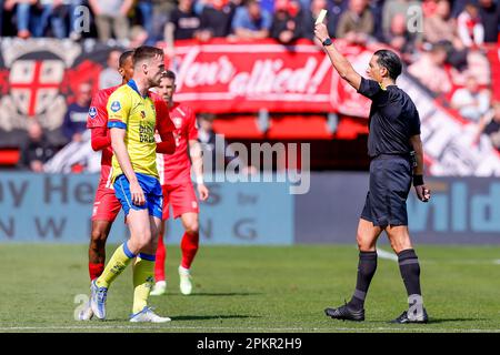 09-04-2023: Sport: Twente / Cambuur ENSCHEDE, NIEDERLANDE - APRIL 9: Schiedsrichter Serdar Gozubuyuk und Mitchel Paulissen (Cambuur Leeuwarden) während des M. Stockfoto