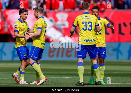 09-04-2023: Sport: Twente / Cambuur ENSCHEDE, NIEDERLANDE - APRIL 9: Navarone foor (Cambuur Leeuwarden) und Doke Schmidt (Cambuur Leeuwarden) währenddessen Stockfoto