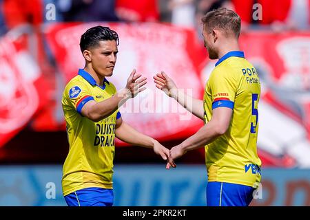 09-04-2023: Sport: Twente / Cambuur ENSCHEDE, NIEDERLANDE - APRIL 9: Navarone foor (Cambuur Leeuwarden) und Doke Schmidt (Cambuur Leeuwarden) währenddessen Stockfoto