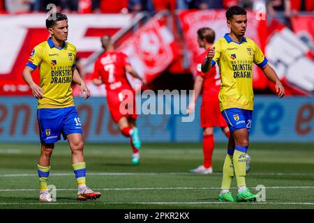 09-04-2023: Sport: Twente / Cambuur ENSCHEDE, NIEDERLANDE - APRIL 9: Navarone foor (Cambuur Leeuwarden) und Doke Schmidt (Cambuur Leeuwarden) währenddessen Stockfoto