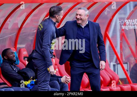 09-04-2023: Sport: Twente / Cambuur ENSCHEDE, NIEDERLANDE - APRIL 9: Ben Rienstra (Cambuur Leeuwarden) und Cheftrainer Sjors Ultee (Cambuur Leeuwarden Stockfoto