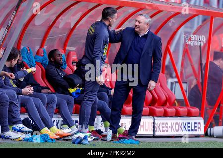 09-04-2023: Sport: Twente / Cambuur ENSCHEDE, NIEDERLANDE - APRIL 9: Ben Rienstra (Cambuur Leeuwarden) und Cheftrainer Sjors Ultee (Cambuur Leeuwarden Stockfoto