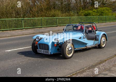 2017 blauer Caterham 660cc; Zweisitzer-Sportwagen mit Hinterradantrieb, angetrieben von einem 660cc-Turbomotor mit 3 Zylindern, Suzuki; Überquerung der Autobahnbrücke im Großraum Manchester, Großbritannien Stockfoto