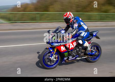 2022 Blue Yamaha YZF R1 21 (Yzf1000) Inline Four LC 4T EU5 Motorcycle Supersports Benzinmotor 998 ccm; Überquerung der Autobahnbrücke im Großraum Manchester, Großbritannien Stockfoto