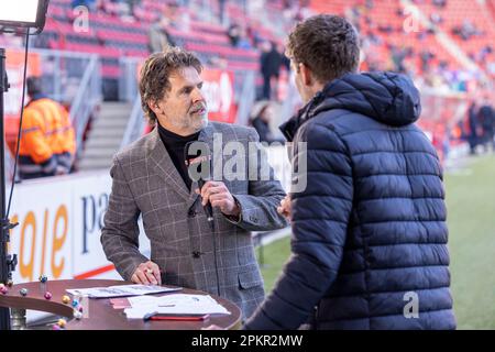 09-04-2023: Sport: Twente gegen Cambuur ENSCHEDE, NIEDERLANDE - APRIL 9: Toin van Peperstraten (ESPN) und Kees Kwakman (ESPN) während des Spiels Eredivisie Stockfoto