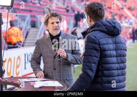 09-04-2023: Sport: Twente gegen Cambuur ENSCHEDE, NIEDERLANDE - APRIL 9: Toin van Peperstraten (ESPN) und Kees Kwakman (ESPN) während des Spiels Eredivisie Stockfoto