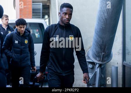 09-04-2023: Sport: Twente / Cambuur ENSCHEDE, NIEDERLANDE - APRIL 9: Vincent Pichel (Cambuur Leeuwarden) und Alex Bangura (Cambuur Leeuwarden) währenddessen Stockfoto