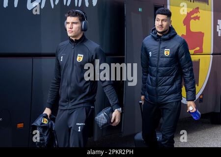 09-04-2023: Sport: Twente / Cambuur ENSCHEDE, NIEDERLANDE - APRIL 9: Torhüter Joao Virginia (Cambuur Leeuwarden) und Bjorn Johnsen (Cambuur Leeuwar Stockfoto