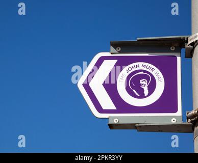 Schild für den John Muir Way, ein langer Fußweg, der in Helensburgh, Schottland, beginnt Stockfoto