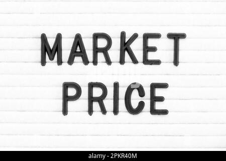 Schwarzer Buchstabe im Marktpreis auf weißem Filzplatten-Hintergrund Stockfoto