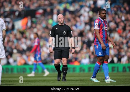 Leeds, Großbritannien. 9. April 2023. Simon Hooper, der Schiedsrichter, schaut auf das Spiel der Premier League zwischen Leeds United und Crystal Palace in der Elland Road, Leeds, am Sonntag, den 9. April 2023. (Foto: Pat Scaasi | MI News) Guthaben: MI News & Sport /Alamy Live News Stockfoto