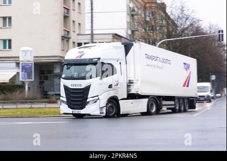 HAVIROV, TSCHECHISCHE REPUBLIK - 17. FEBRUAR 2023: Weißer Iveco S-Way Sattelanhänger des tschechischen TQM Transportunternehmens mit Bewegungsunschärfe-Effekt Stockfoto