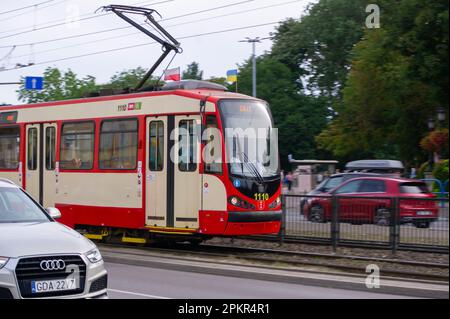 DANZIG, POLEN - 30. JULI 2022: Modertrans Moderus Beta MF 01 Tram des Transportunternehmens ZTM Danzig mit Bewegungsunschärfe-Effekt Stockfoto