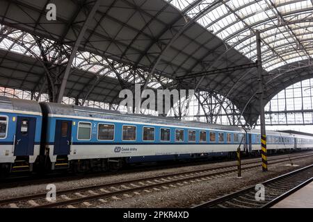 PRAG, TSCHECHISCHE REPUBLIK - 13. NOVEMBER 2022: Wagen und Züge des Transportunternehmens Ceske Drahy (Tschechische Eisenbahnen) in Praha Hlavni Nadrazi Haupttrai Stockfoto