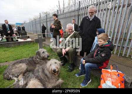 Gerry Adams mit John Donnelly und seinen irischen Wolfshunden, Taoiseach und Grace auf dem Milltown Cemetery in Belfast während einer von Sinn Fein organisierten Parade anlässlich des Jahrestages des Osteraufgangs 1916. Foto: Sonntag, 9. April 2023. Stockfoto