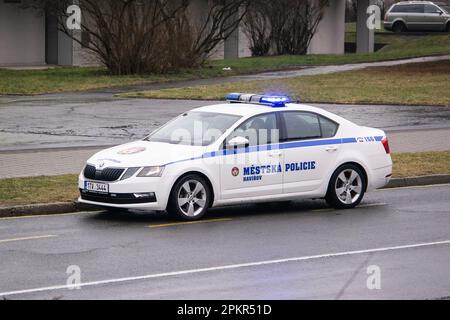 HAVIROV, TSCHECHISCHE REPUBLIK - 17. FEBRUAR 2022: Weißer Polizeiwagen der Stadt Skoda Octavia von Mestska Policie parkt an einer Straße Stockfoto