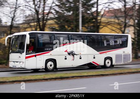 HAVIROV, TSCHECHISCHE REPUBLIK - 17. FEBRUAR 2023: Irisbus Iliade RT Bus des tschechischen HDF Transportunternehmens mit Bewegungsunschärfe-Effekt Stockfoto