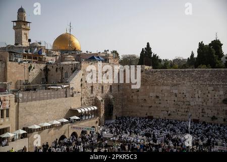 Jerusalem. 9. April 2023. Jüdische Gläubige beten an der Westmauer während der traditionellen Priestersegnungszeremonie in Jerusalem am 9. April 2023. Kredit: Chen Junqing/Xinhua/Alamy Live News Stockfoto