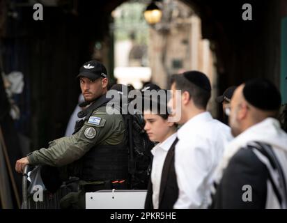 Jerusalem. 9. April 2023. Ein Polizist steht Wache in Jerusalems Altstadt, am 9. April 2023. Kredit: Chen Junqing/Xinhua/Alamy Live News Stockfoto