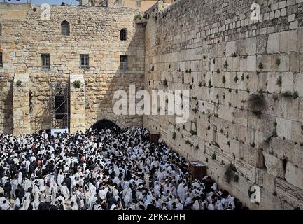 Jerusalem. 9. April 2023. Jüdische Gläubige beten an der Westmauer während der traditionellen Priestersegnungszeremonie in Jerusalem am 9. April 2023. Kredit: Chen Junqing/Xinhua/Alamy Live News Stockfoto