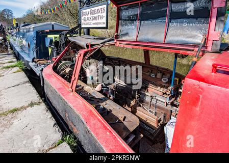 Brian Greaves, Künstler des Schmieds, entwirft und kreiert einzigartige Skulpturen mit traditionellen Fähigkeiten seines schwimmenden Bootes und Schleppers (Emily & Bronte). Stockfoto