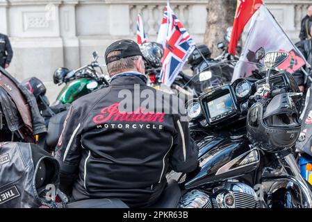 Fahrt zum Gedenken an die verstorbene Königin Elisabeth II. Von Militärveteranen Motorradfahrern von Rolling Thunder, die auch für den Schutz von Veteranen kämpfen Stockfoto