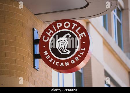 Arlington, VA - 2. April 2023 : kreisförmiges Schild Chipotle Mexican Grill auf der beliebten Straße in Virginia. Stockfoto