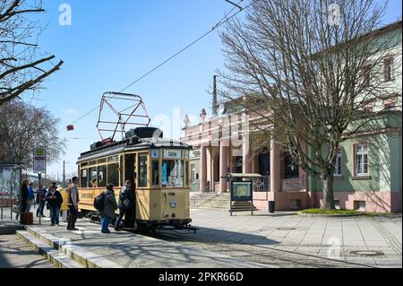 Naumburg, Deutschland. 09. April 2023. Die historische 'Lindner'-Eisenbahn ab 1928 vor dem Hauptbahnhof. Die öffentlichen Fahrten mit dem 95 Jahre alten Wagen Nummer 17 finden am Ostersonntag statt. Als Fahrplanwagen fährt es zwischen dem Hauptbahnhof und Salztor in Naumburg. Nach Angaben der Naumburger Straßenbahn GmbH ist es die älteste Straßenbahn in Deutschland, die regelmäßig verkehrt. Kredit: Heiko Rebsch/dpa/Alamy Live News Stockfoto