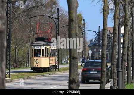 Naumburg, Deutschland. 09. April 2023. Die historische „Lindner“-Eisenbahn aus dem Jahr 1928 auf der Strecke. Die öffentlichen Fahrten mit dem 95 Jahre alten Wagen Nummer 17 finden am Ostersonntag statt. Als Linienfahrzeug fährt es zwischen dem Hauptbahnhof und Salztor in Naumburg. Nach Angaben der Naumburger Straßenbahn GmbH ist es die älteste Straßenbahn in Deutschland, die regelmäßig verkehrt. Kredit: Heiko Rebsch/dpa/Alamy Live News Stockfoto