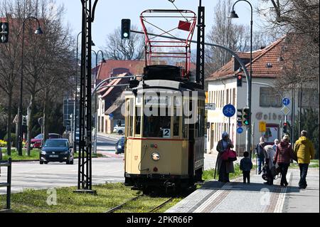 Naumburg, Deutschland. 09. April 2023. Die Passagiere steigen ab 1928 Uhr in Salztor in den historischen „Lindner“ ein. Die öffentlichen Fahrten mit dem 95 Jahre alten Wagen Nummer 17 finden am Ostersonntag statt. Als Linienbus fährt er zwischen dem Hauptbahnhof und Salztor in Naumburg. Nach Angaben der Naumburger Straßenbahn GmbH ist es die älteste Straßenbahn in Deutschland, die regelmäßig verkehrt. Kredit: Heiko Rebsch/dpa/Alamy Live News Stockfoto