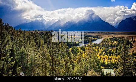 Der Snake River zieht sich vor dem Tetons of Grand Teton National Parkin Wyoming. Stockfoto