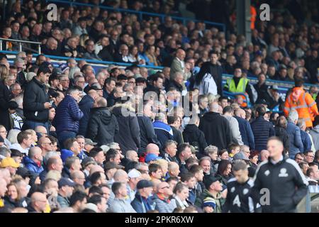 Leeds, Großbritannien. 9. April 2023. Leeds-Fans sind am Sonntag, den 9. April 2023, beim Premier League-Spiel zwischen Leeds United und Crystal Palace in der Elland Road, Leeds, um 1-5 Uhr aus dem Boden geflohen. (Foto: Pat Scaasi | MI News) Guthaben: MI News & Sport /Alamy Live News Stockfoto