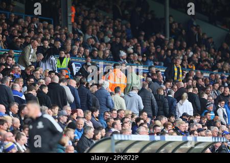 Leeds, Großbritannien. 9. April 2023. Leeds-Fans sind am Sonntag, den 9. April 2023, beim Premier League-Spiel zwischen Leeds United und Crystal Palace in der Elland Road, Leeds, um 1-5 Uhr aus dem Boden geflohen. (Foto: Pat Scaasi | MI News) Guthaben: MI News & Sport /Alamy Live News Stockfoto