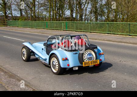 2017 blauer Caterham 660cc; Zweisitzer-Sportwagen mit Hinterradantrieb, angetrieben von einem 660cc-Turbomotor mit 3 Zylindern, Suzuki; Überquerung der Autobahnbrücke im Großraum Manchester, Großbritannien Stockfoto