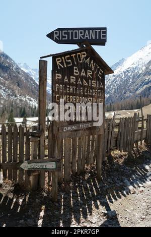 Holzzaun und Restaurantschild in Valnontey, Gran Paradiso Nationalpark, Aosta Valley, Italien Stockfoto