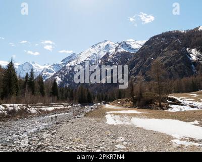 Der Fluss verläuft durch schneebedeckte Berge und Landschaften in der Nähe von Valnontey, Gran Paradiso National Park, Aosta Valley, Italien Stockfoto