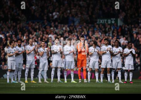 Leeds, Großbritannien. 9. April 2023. Die Leeds-Spieler applaudieren Christopher Loftus und Kevin Speight vor dem Spiel der Premier League zwischen Leeds United und Crystal Palace in der Elland Road, Leeds, am Sonntag, den 9. April 2023. (Foto: Pat Scaasi | MI News) Guthaben: MI News & Sport /Alamy Live News Stockfoto